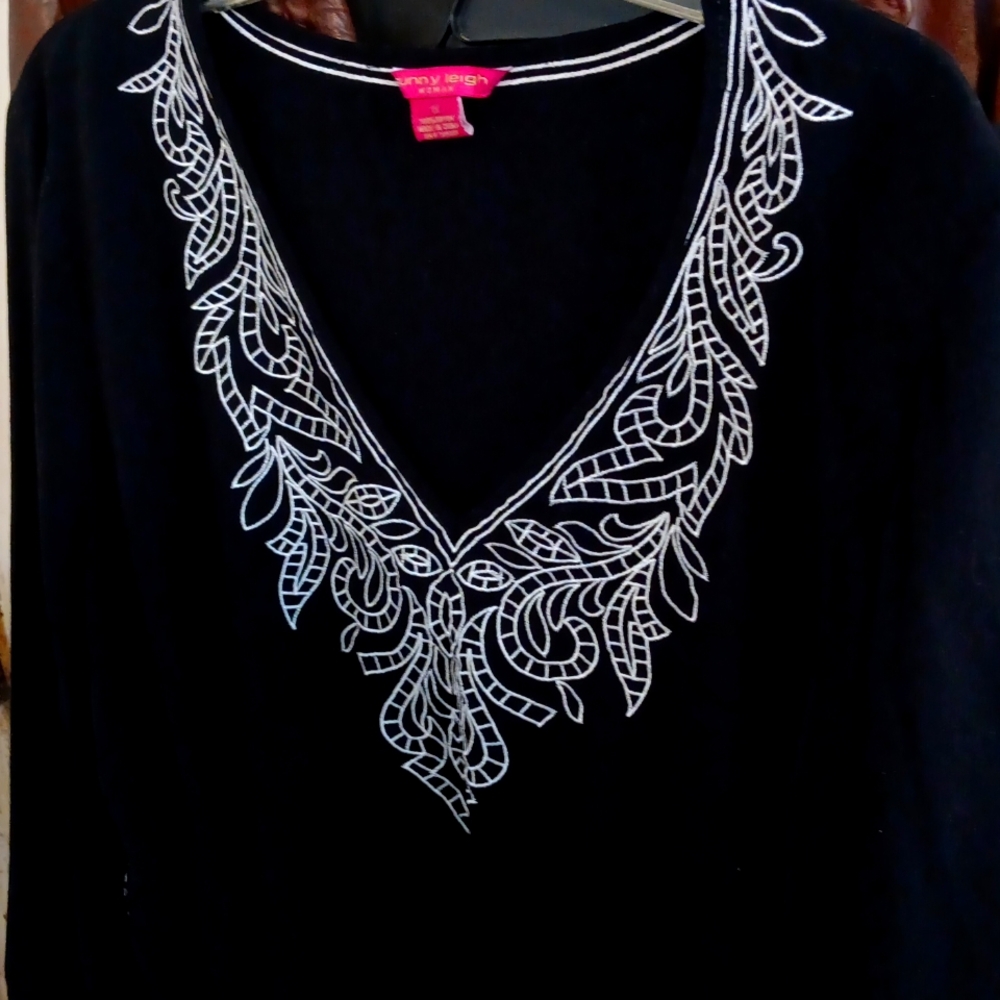 SUNNY LEIGH Woman, sz   1X Beautiful black top w/ white embroidery